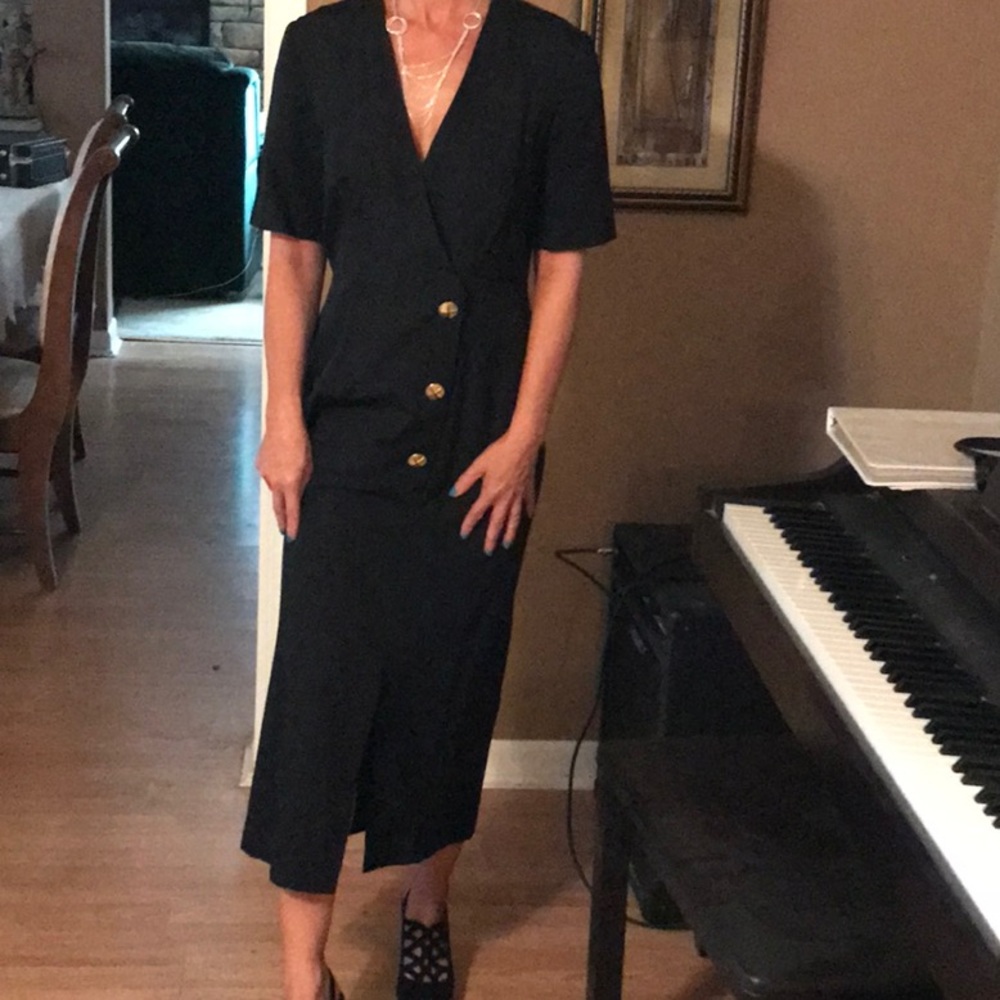 Beautiful black dress midi super dressy.
